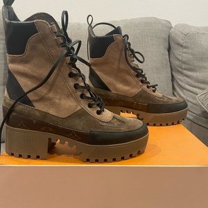 Authentic Louis Vuitton Laureate Platform desert boot